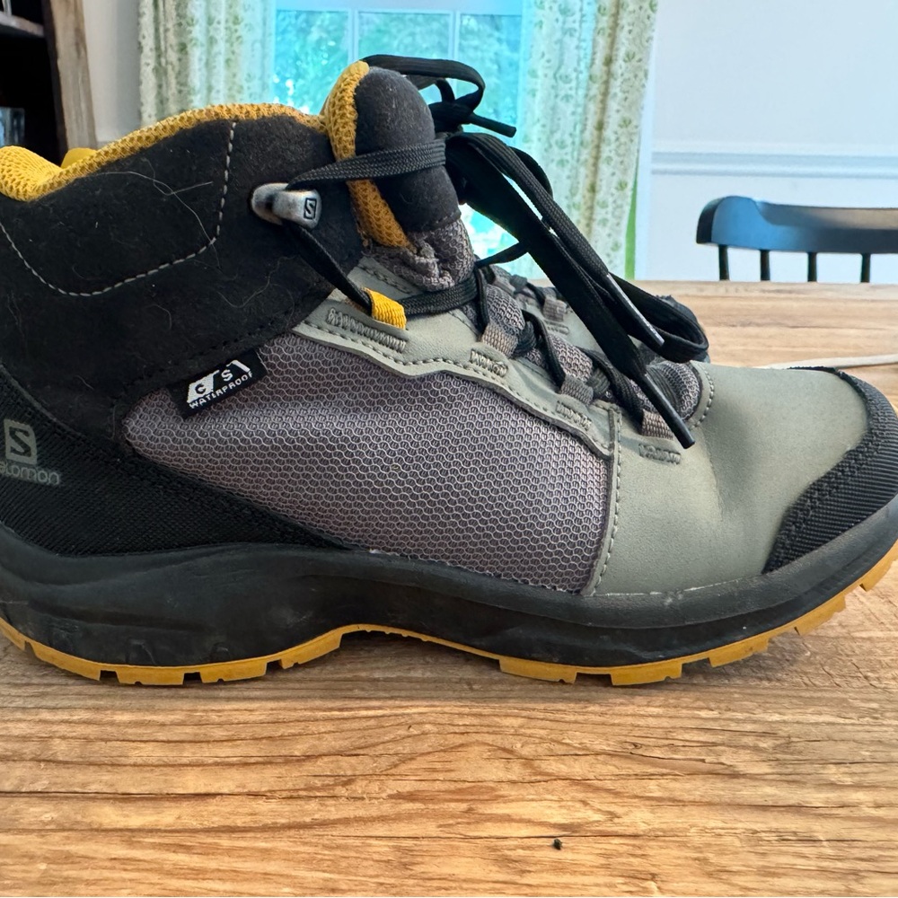 Salomon outward youth hiking boot size 4